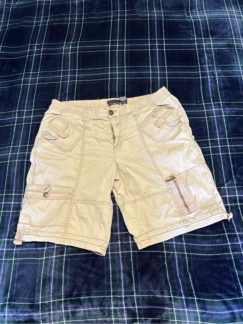Y2K 2000s tan cargo shorts w/ multiple pockets. Size 12p.